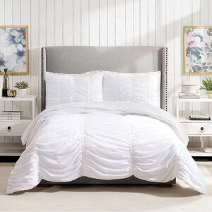 Luxurious White Full/Queen Comforter Set ~ NEW